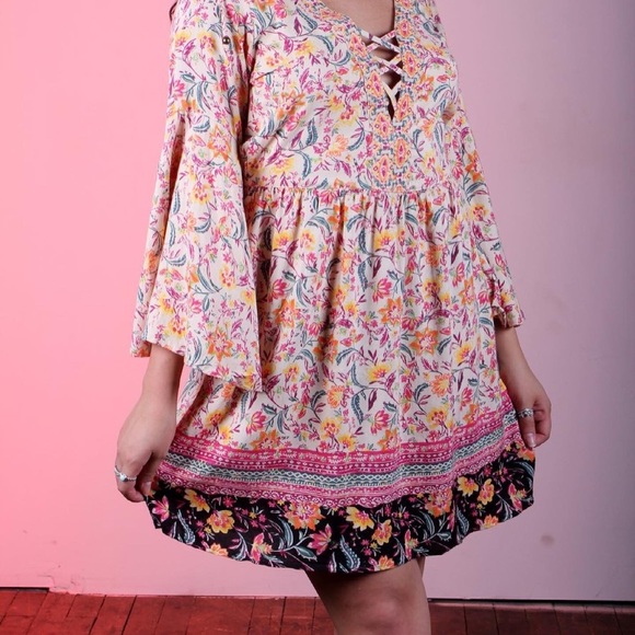Angie Dresses & Skirts - ✨ cream floral wide arm dress ✨
